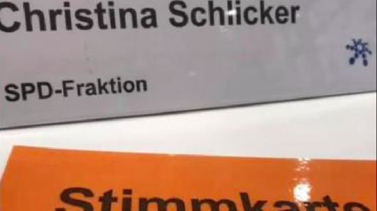 Christina Schlicker Sitzungsschild Regionsversammlung 01